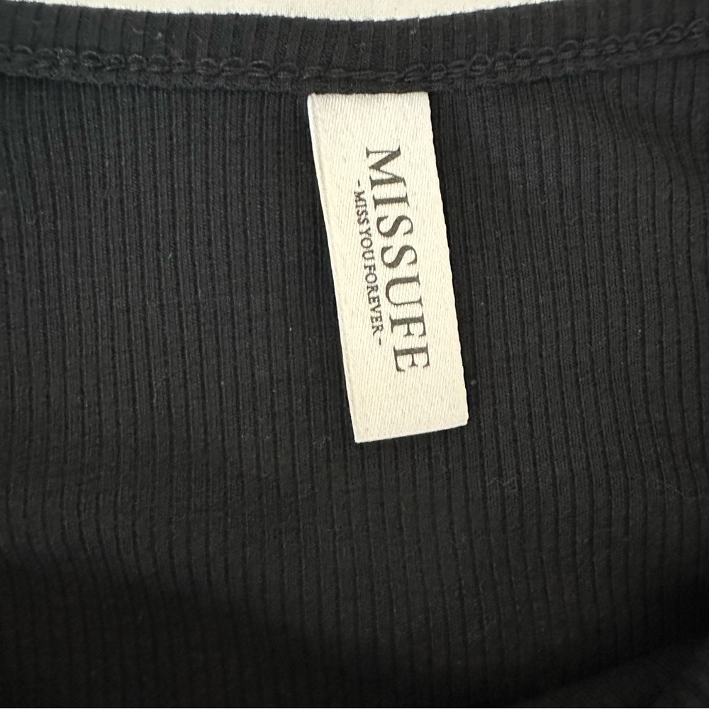 Black ribbed bodysuit with ruffled cap sleeves medium - Picture 3 of 6